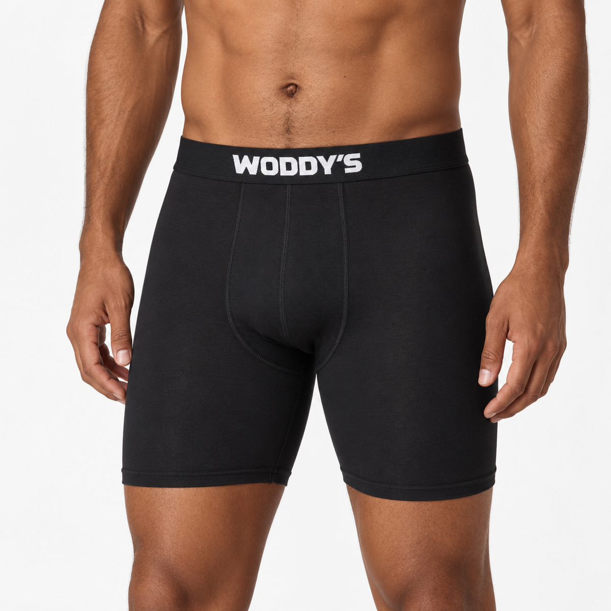 Schwarze WODDY’S-Boxershorts mit langem Bein, am Model getragen.