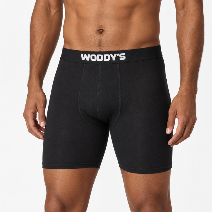 Schwarze WODDY’S-Boxershorts mit langem Bein, am Model getragen.