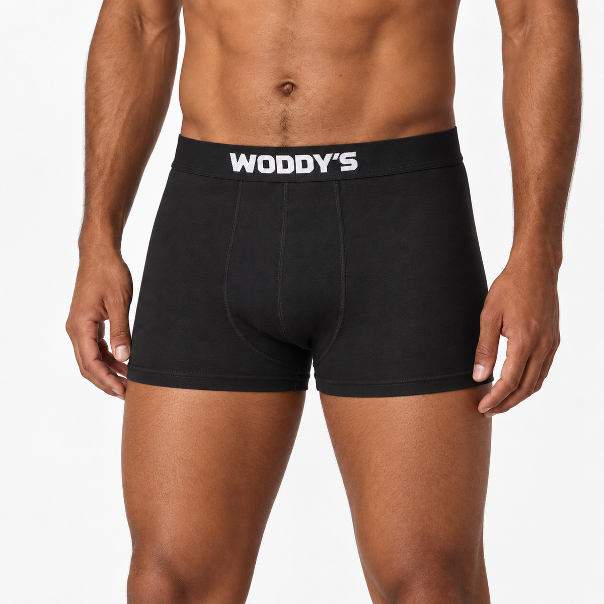 Schwarze WODDY’S-Boxershorts mit kurzem Bein, am Model getragen.