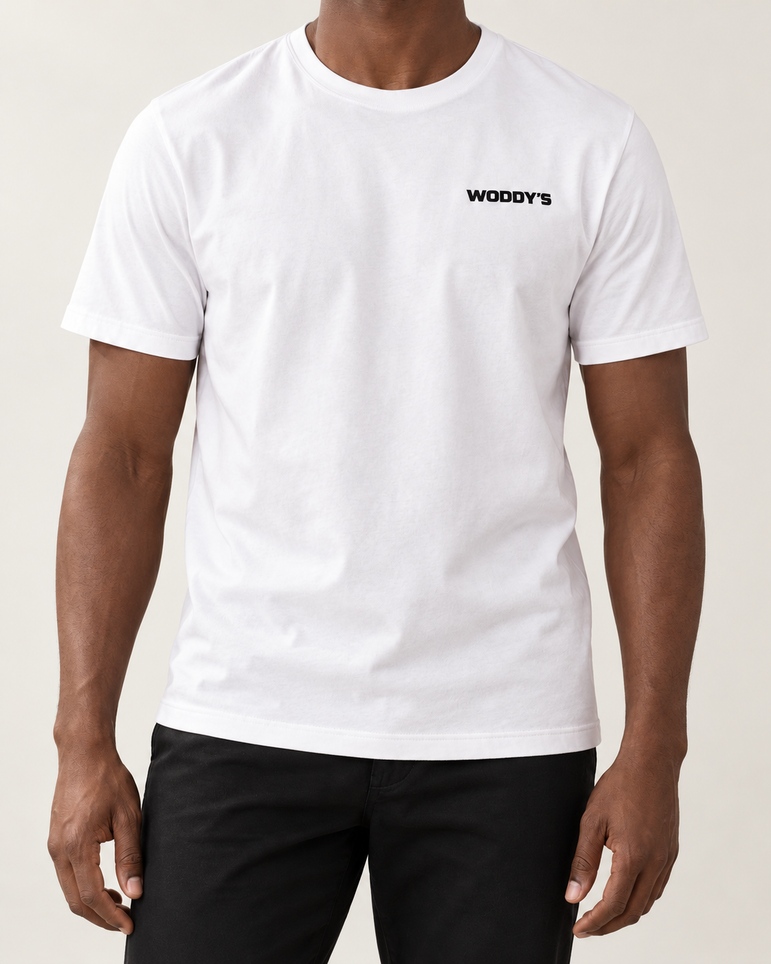 Weißes WODDY’S T-Shirt am Model, Ausschnitt ohne Kopf mit schwarzem Brustlogo