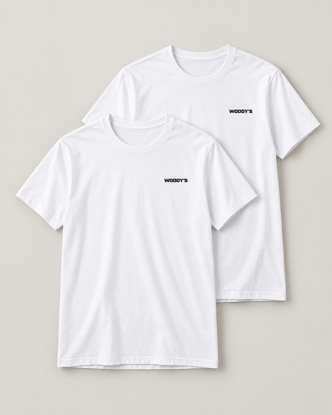 Zwei weiße WODDY’S T-Shirts mit schwarzem Brustlogo im Zweierpack