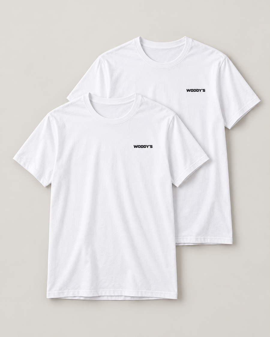 Zwei weiße WODDY’S T-Shirts mit schwarzem Brustlogo im Zweierpack